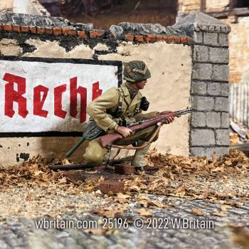 WW2: U.S. Armored Infantryman Kneeling Alert 1943-45