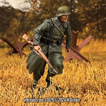 WW2: German Grenadier Running in Greatcoat With 98K 1941-45