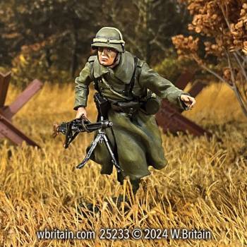 WW2: German Grenadier Running in Greatcoat With MG 42 1942-45