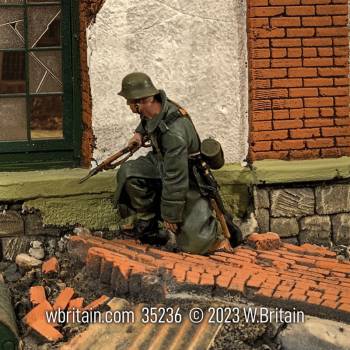 WW2: German Grenadier in Greatcoat Kneeling No.2