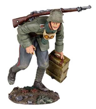 WW1: German Infantry 1916-18 Advancing with Ammo Box #1