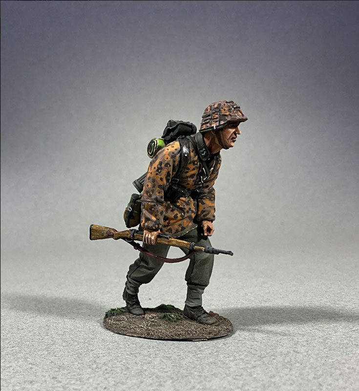 WW2: German Waffen SS Grenadier Advancing with K98 1941-45