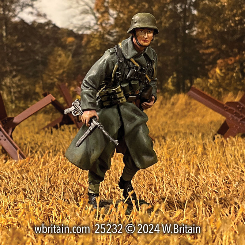 WW2: German Grenadier NCO Running in Greatcoat With MP 40 1941-45